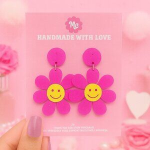Pink Smiley Daisy Earrings — Cute Retro Flower Dangle Kawaii Jewelry